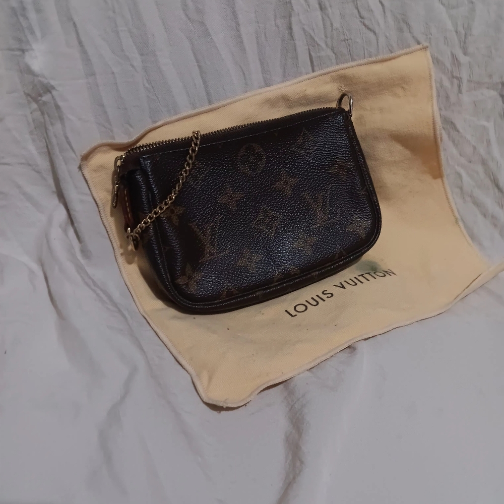 LOUIS VUITTON  SMALL WRISTLET